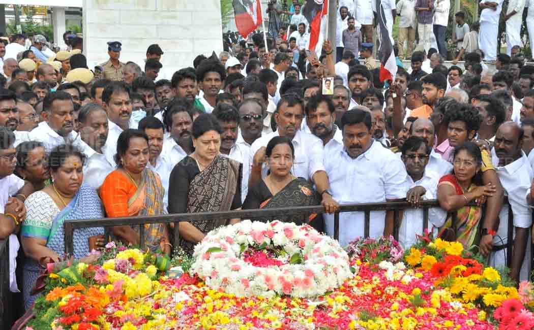 sasikala and ttv dinakaran pays tribute to former chief minister mgr