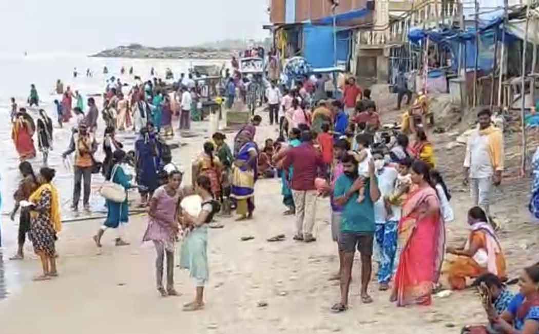Accumulating tourists happily spending time in Velankanni Beach