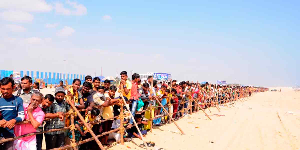 Crowds of people gathered at the pongal to see; Only allowed to admire the sea from a distance