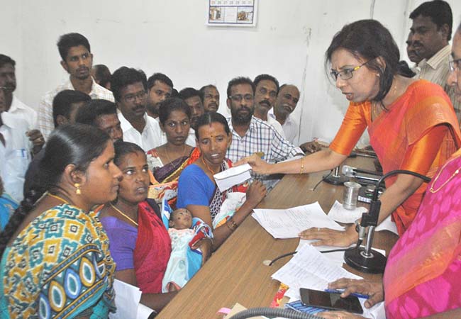 pudukkottai one women going to collector office need to help 5 childrens, not foods ,not home