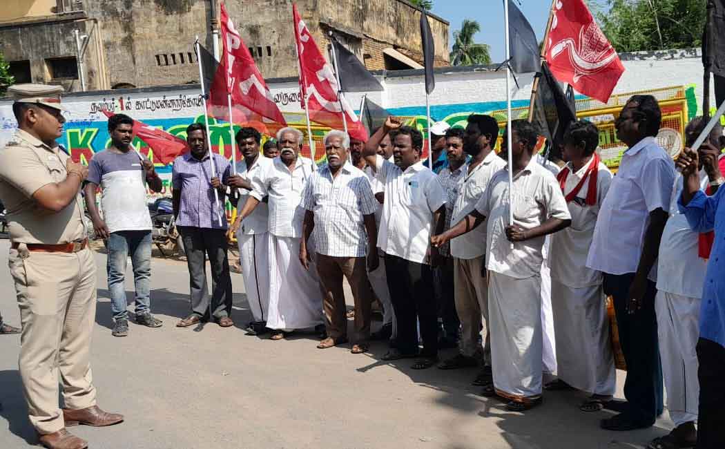 Black flag struggle against Tamil Nadu Governor in Kattumannarkoil