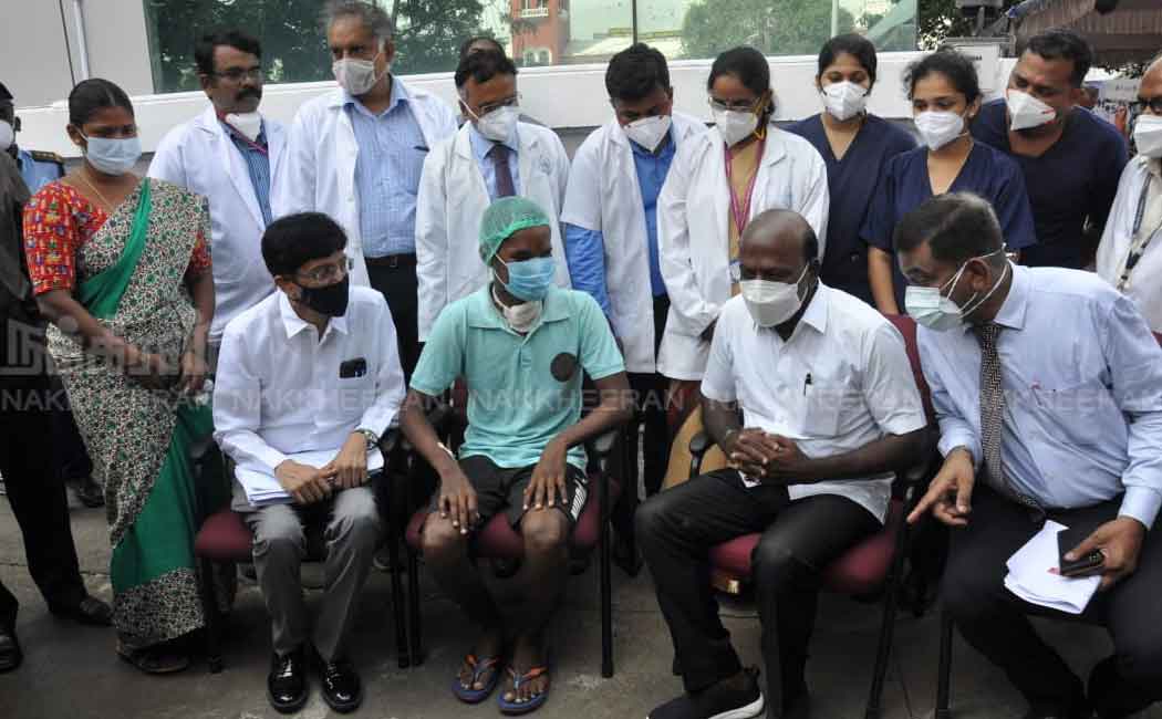 Minister who visited and greeted government doctors
