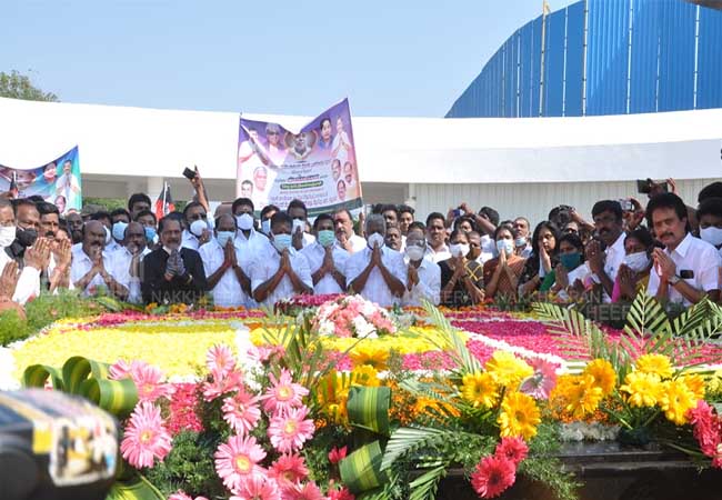 O. Panneerselvam, Edappadi Palanisamy honored at Anna Memorial!