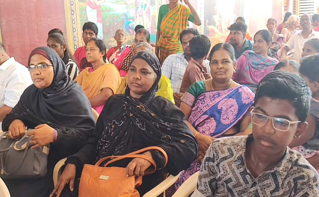 Thousands of visitors including Muslim women at Palani Murugan conference