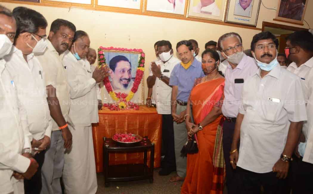 Congress pays floral tributes to Shivaji Ganesan photo