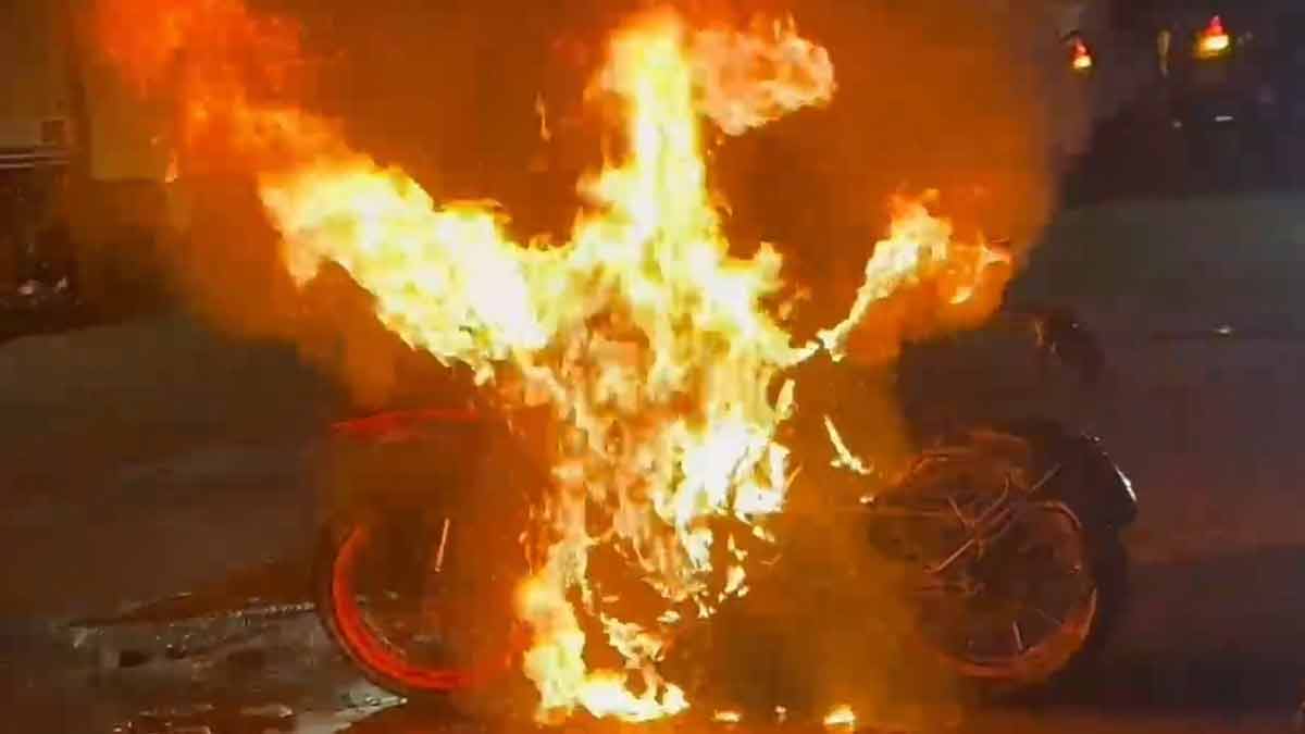 A KTM bike caught fire in the middle of the road