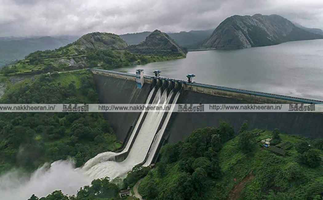 Officials inspect Mullai Periyar dam