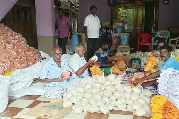 Panchayat president providing Pongal packages people for 15 years