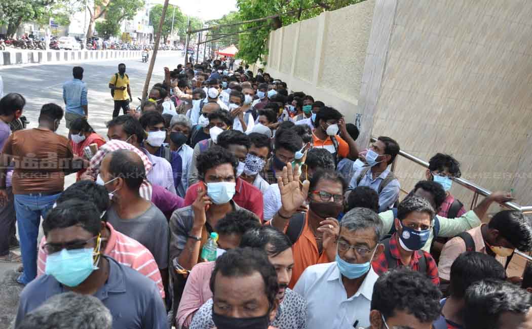 People crowded to buy medicine for corona