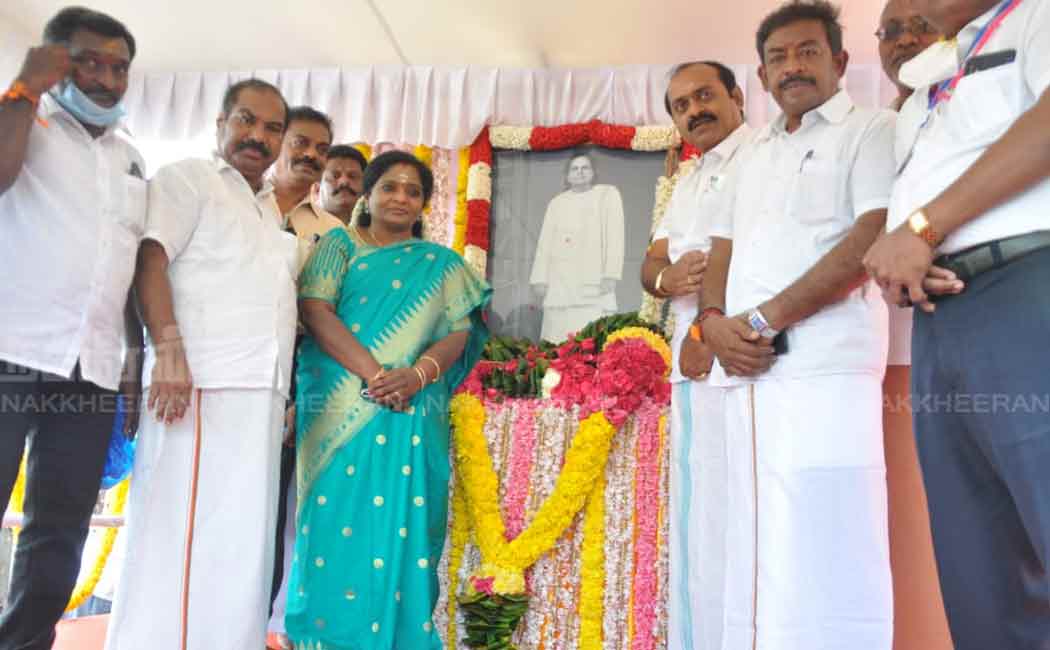 Leaders who paid floral tributes to the portrait of Muthuramalingam thevar
