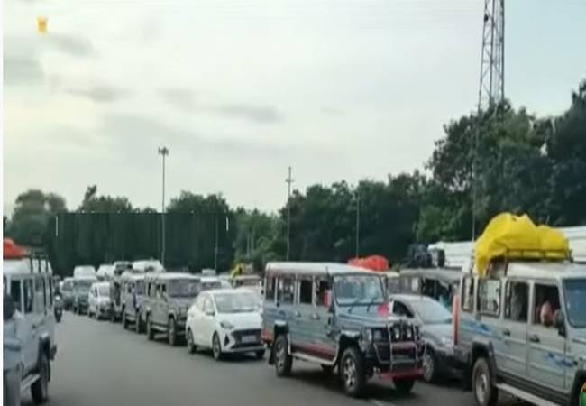Vehicles are lined up in Alibiri!