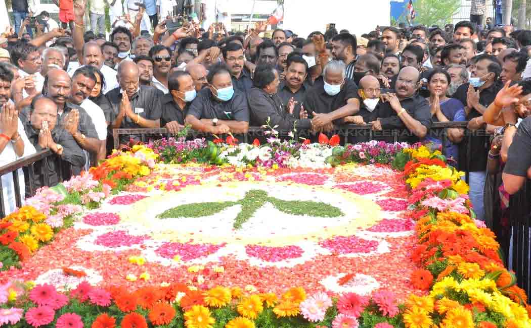 edappadi palanisamy tribute to mgr in marina