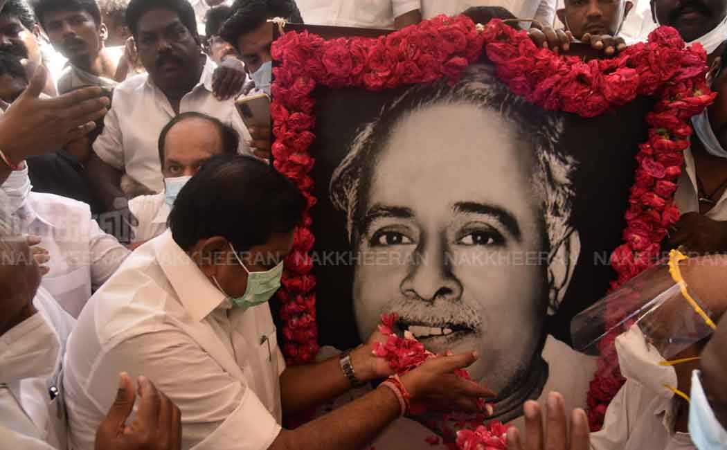 Brother's birthday; Palanichamy who paid homage by sprinkling flowers