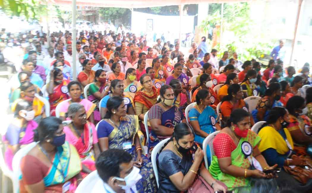 Hunger strike by public sector day laborers ... (Pictures)