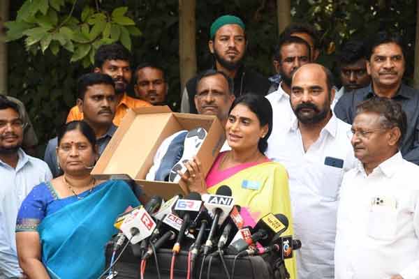 telangana cm versus anthra cm sister ys sharmila shoe issue