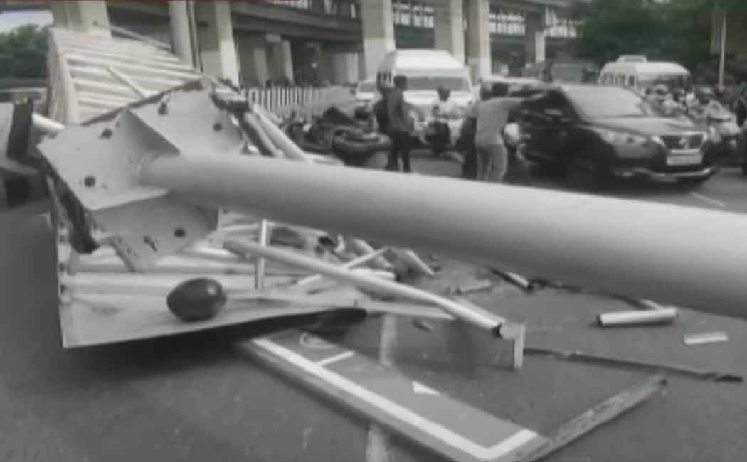 One killed as signpost falls near Kathippara