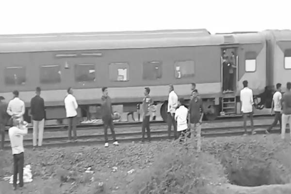 Maharashtra Pushpak Express Karnataka Express train incident