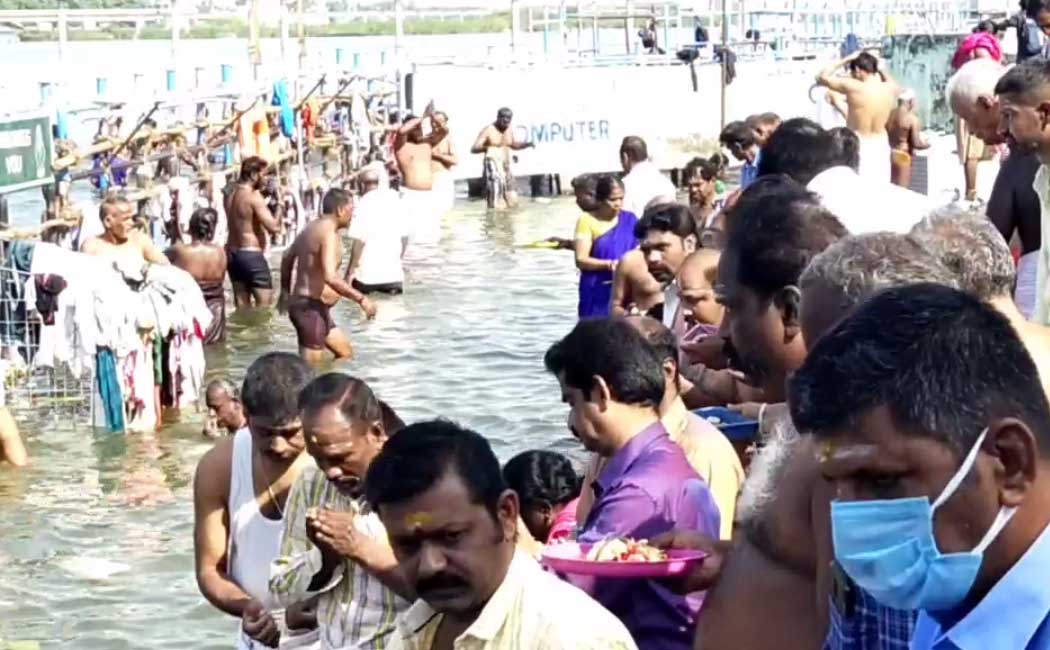 people perform tarpan trichy srirangam