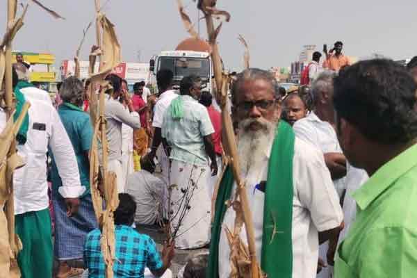 Farmers struggle on National Highway!