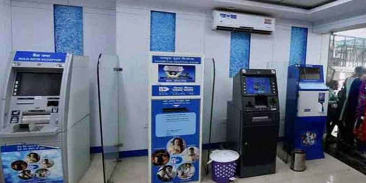 claiming to help pay at ATM; Graduate women arrested!