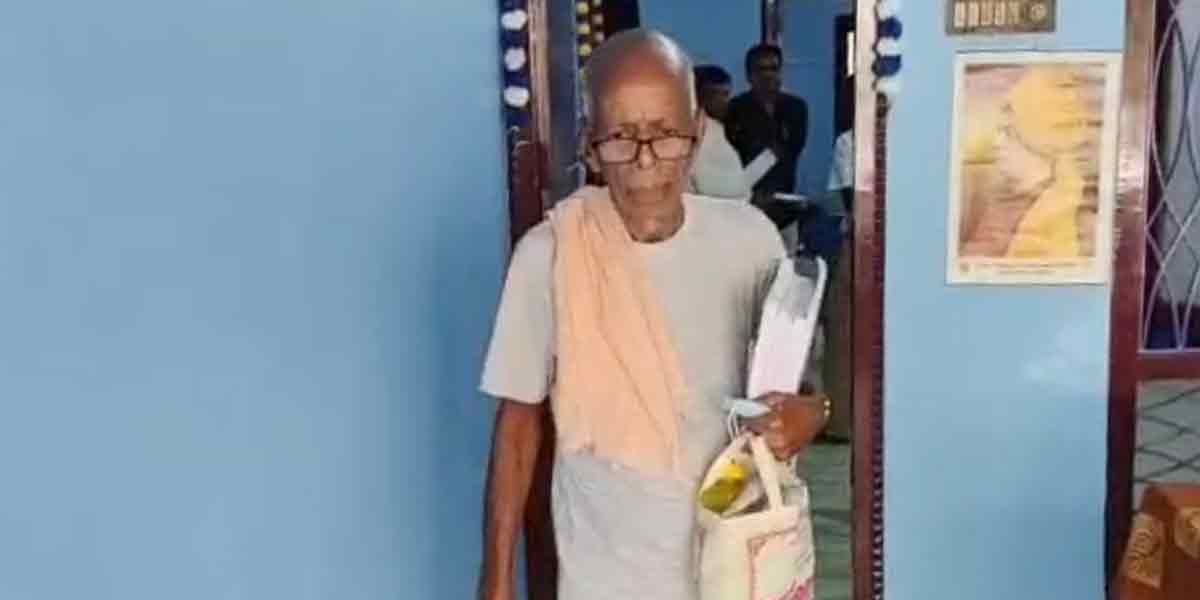 Age is not a barrier to study ... An old man who applied for the 25th degree at the age of 82!