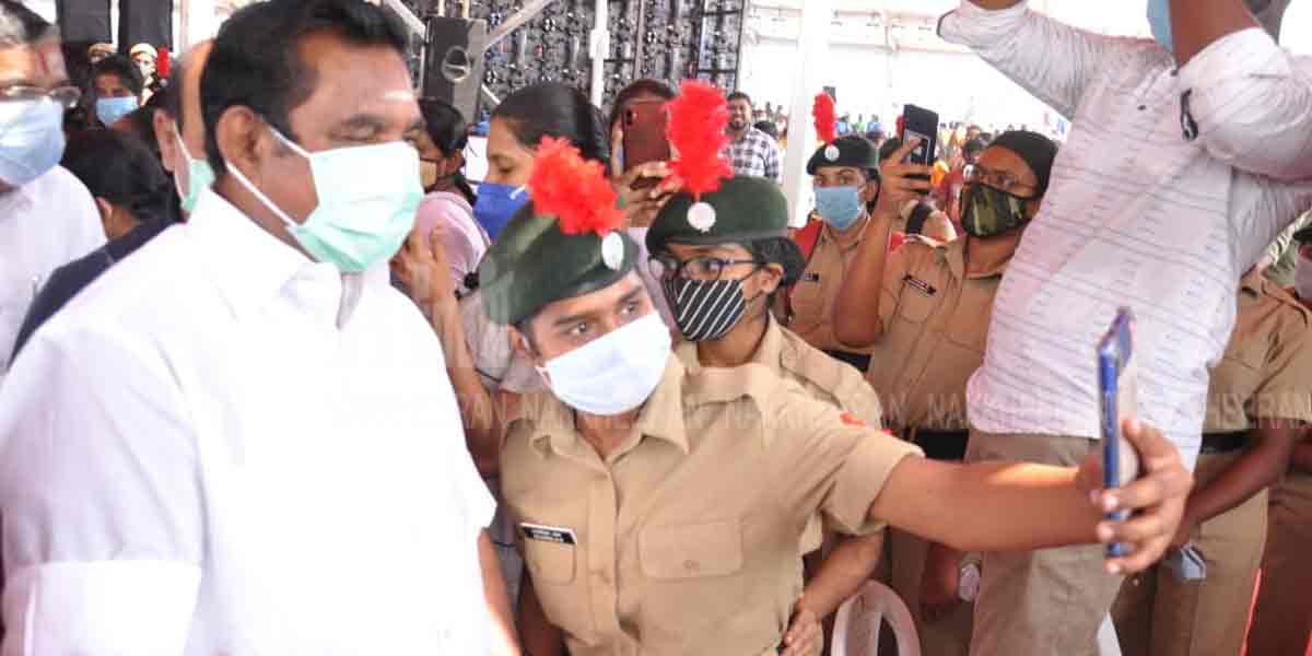 Students gather to take selfies with the Chief minister one! (Pictures)