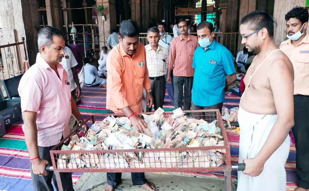 money counting started in the presence of the Associate Commissioner of the temple