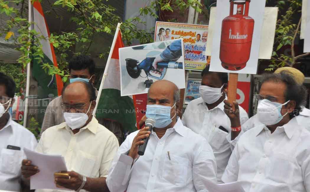 Congress party volunteers struggle against petrol and diesel price hike