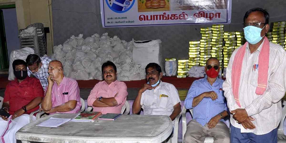 Erode Association presents Pongal gifts to journalists
