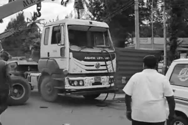 2 women lost her life due to Container lorry incident in Palladam area Tiruppur