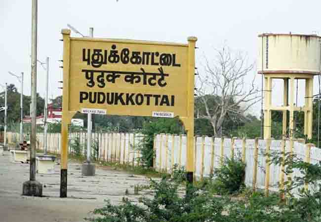 pudukkottai government officers visit homes has give books