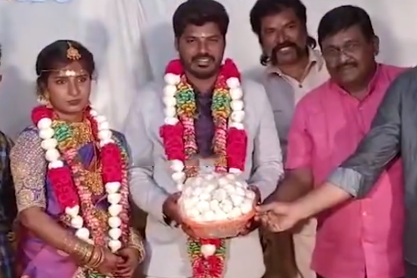 actor benjamin gift garlic to new married couples