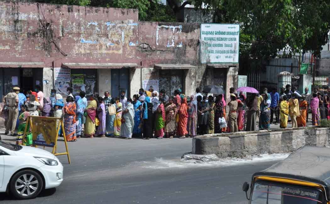 People flocking in ration shops to get corona relief
