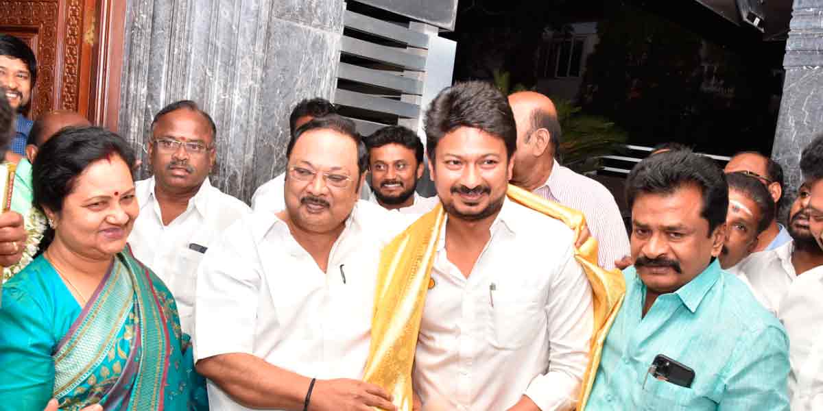 A surprise visit to Alagiri's house; Supporters cheer