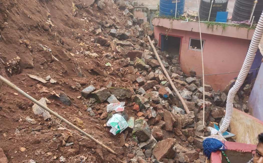 wall house that suddenly collapsed due rain