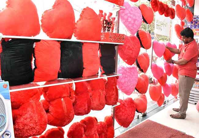 feb 14th lovers day erode district gift shops