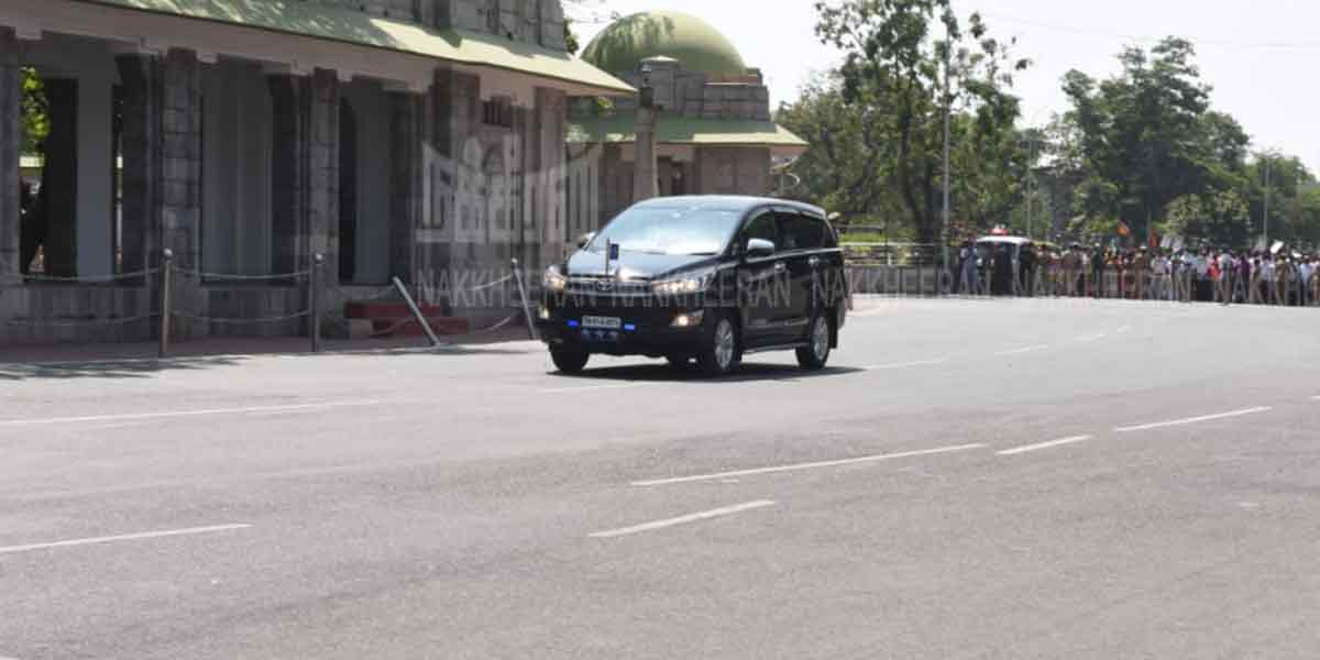 Welcome with art shows ... Modi signing from the car ... (Pictures)