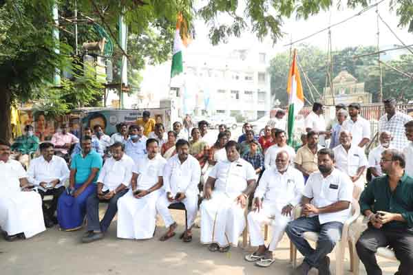Congressmen suddenly gathered outside Sathyamoorthy Bhavan!