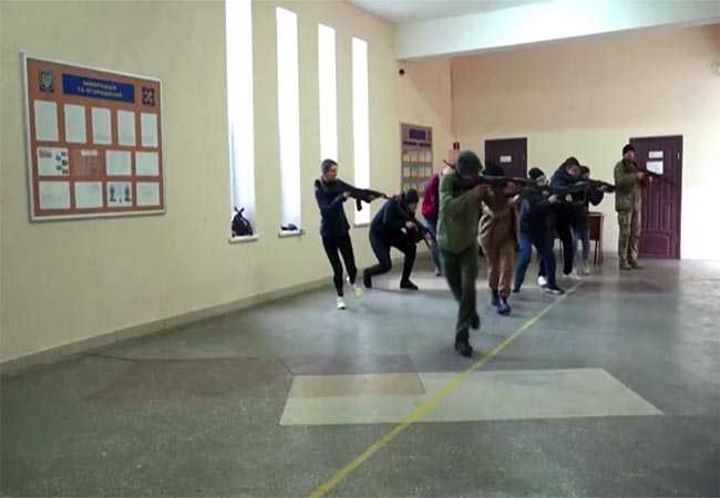 ukrain and russia youngters and girls army training