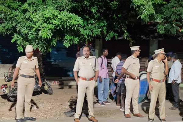Notorious rowdy attacked in the middle of the road; The brutality that disfigured the face even after lose their live