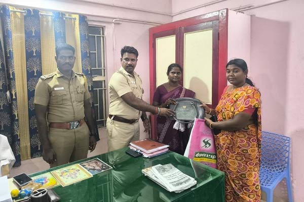 Police worker for his honesty by wearing a shawl