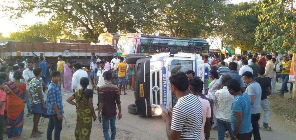 108 ambulance crashing into head ... 4 injured