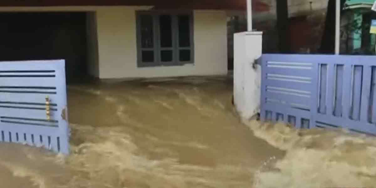 Kumari staggering in the flood ... 2 National Rescue Troops Quick!