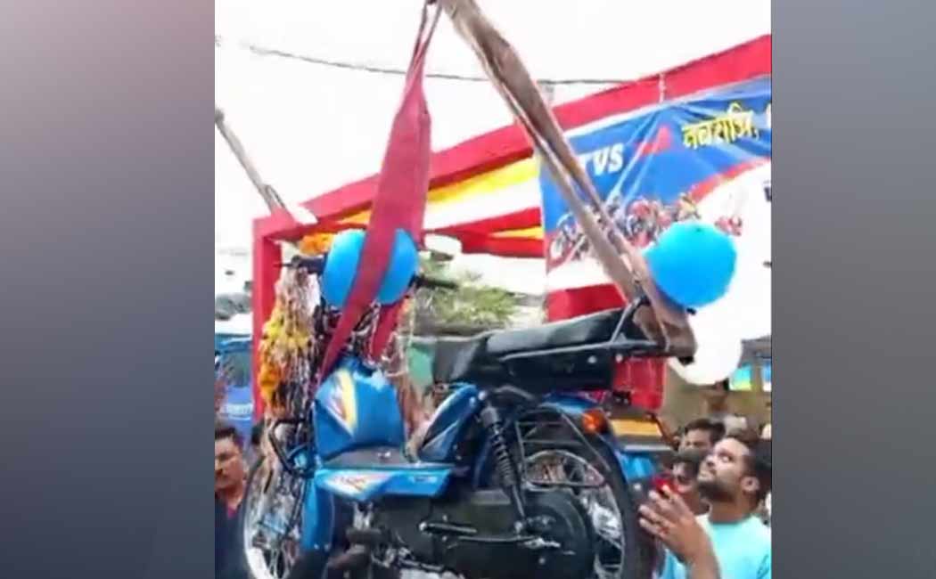Tea seller throws DJ party to celebrate purchase of scooter in madhya pradesh
