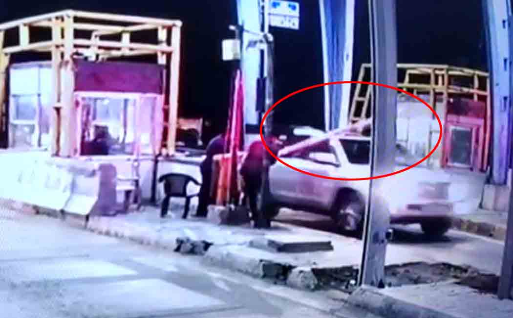 Sasikala struggle at the toll booth in the mid night!