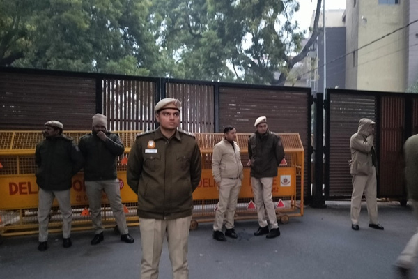 Police gathering in front of Arvind Kejriwal's house and Confusion in Delhi