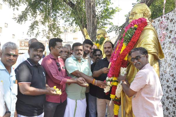 Tribute to Periyar statue in Erode