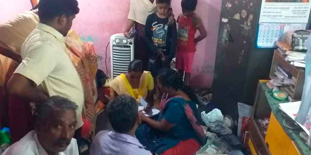 Robbery at jewelery shop owner's house; Police recovered the jewels
