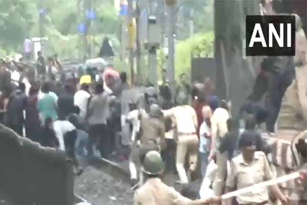 Maharashtra Thane dt Badlapur railway station incident