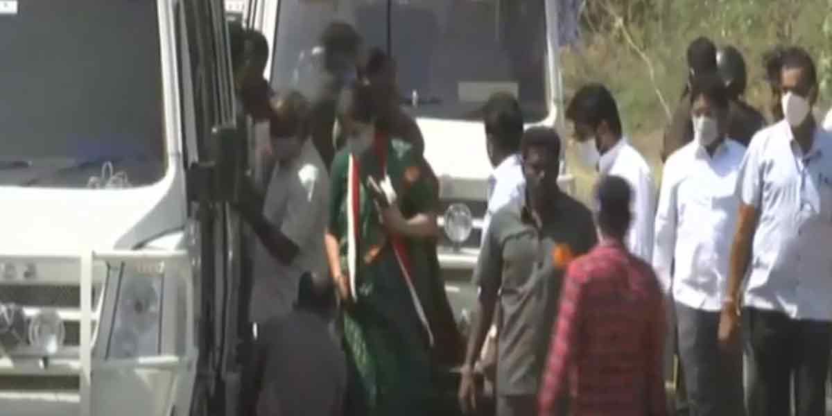 Suddenly stopped car ... Sasikala in the campaign vehicle!